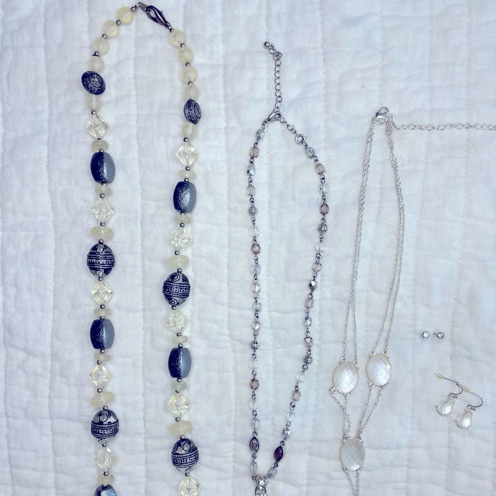 3 necklaces & 2 sets of earrings (Vintage)